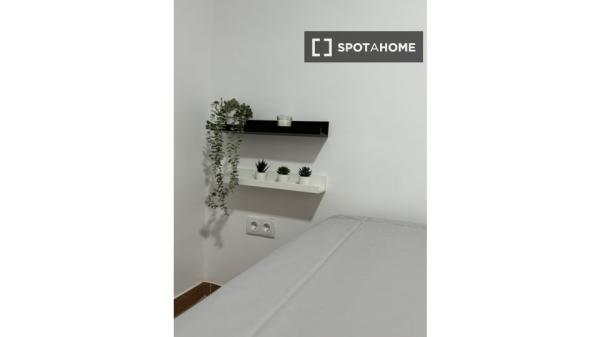 Room in shared apartment in Alacant