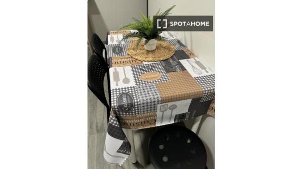 Room in shared apartment in Alacant