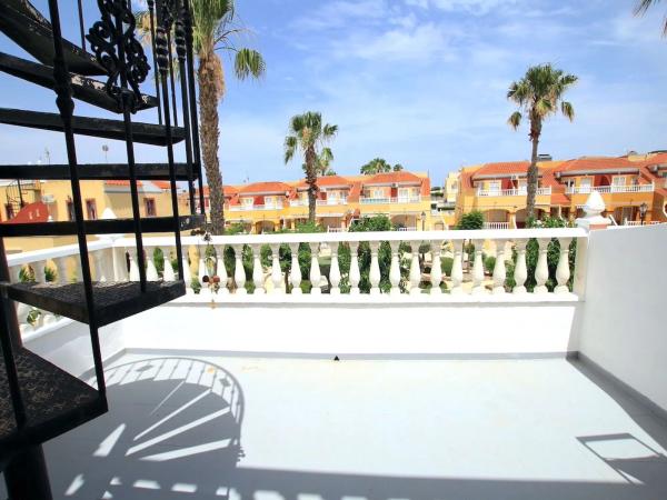 Chalet adosado en avenida de la Estación