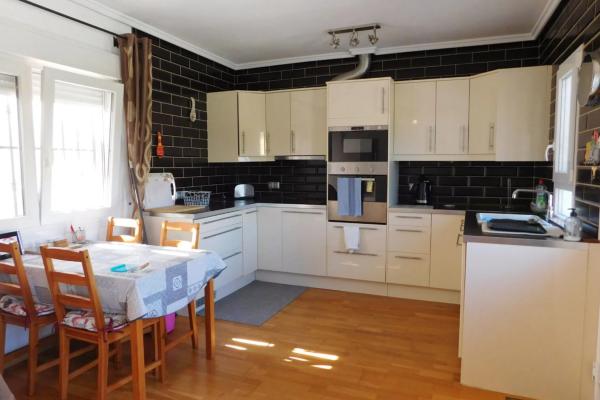 Chalet pareado en calle Onda