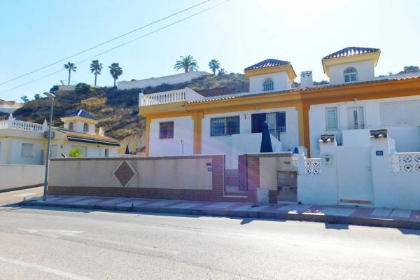 Chalet pareado en calle Onda