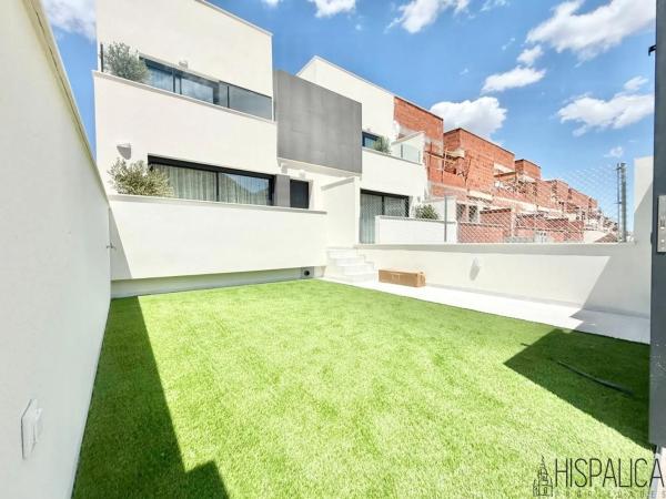 Casa independiente en calle Dinamarca