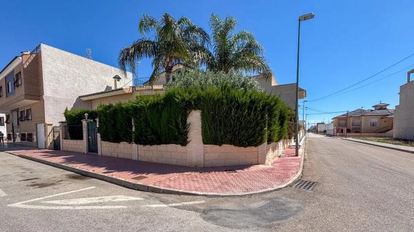 Casa independiente en avenida Vega Baja