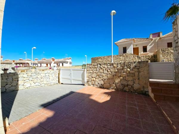 Chalet pareado en calle Orihuela