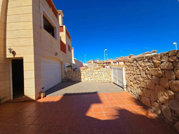 Chalet pareado en calle Orihuela