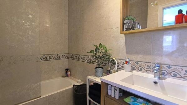 Piso en calle Santiago de Compostela Número 1, 22