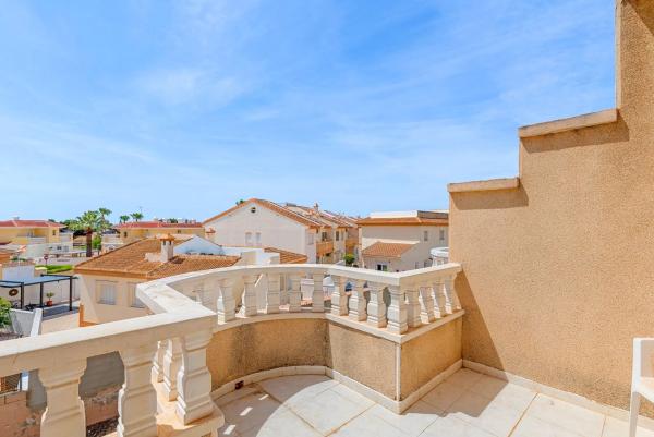 Chalet pareado en calle Orense, 2