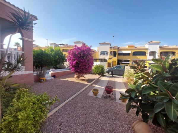 Chalet adosado en calle Chumbera, 17