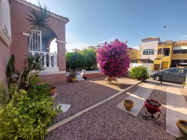 Chalet adosado en calle Chumbera, 17