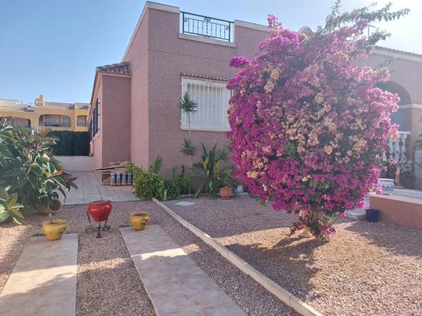 Chalet adosado en calle Chumbera, 17