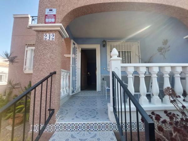 Chalet adosado en calle Chumbera, 17