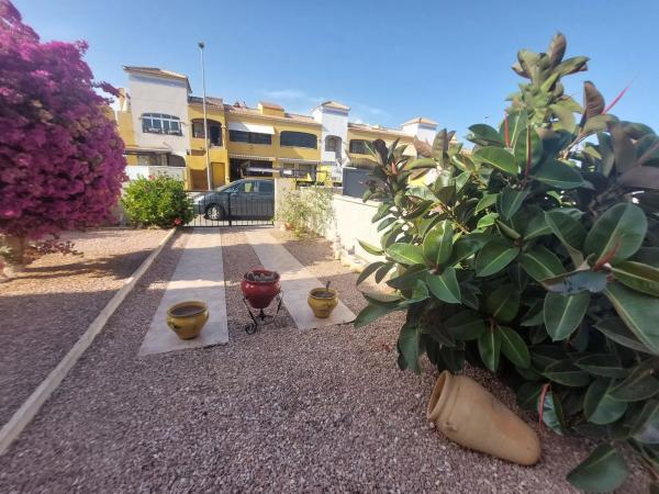 Chalet adosado en calle Chumbera, 17