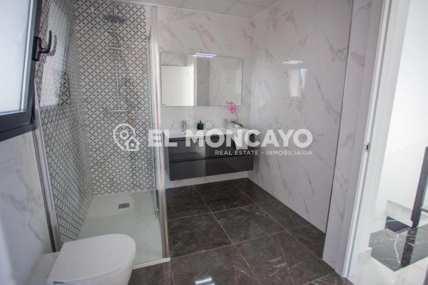 Casa independiente en calle Algarrobo