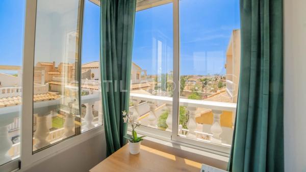 Chalet pareado en calle Trepadora, 16