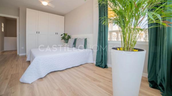 Chalet pareado en calle Trepadora, 16