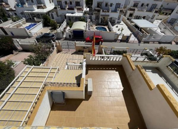 Chalet pareado en calle Libra