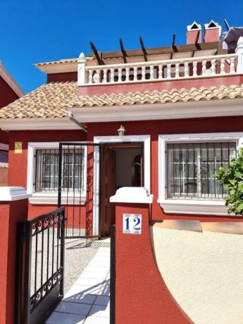 Chalet pareado en calle Ebro