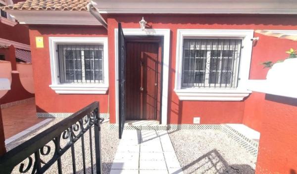 Chalet pareado en calle Ebro