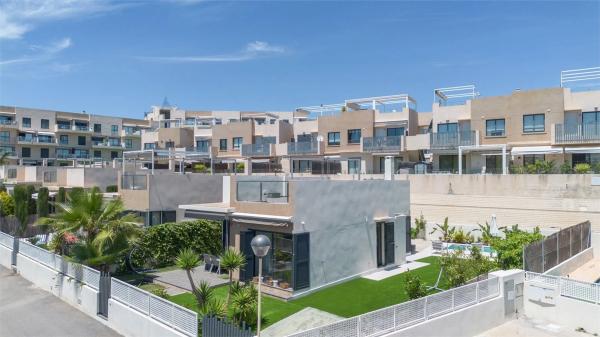 Casa independiente en calle del Rocío