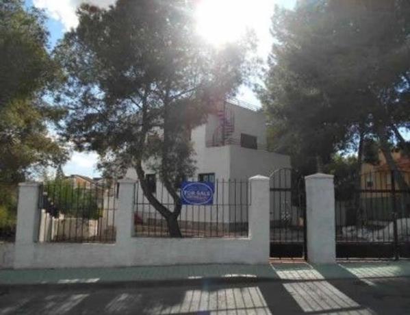 Casa independiente en calle Abeto p c