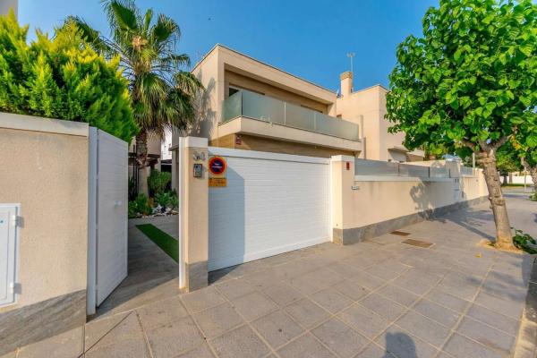 Chalet adosado en calle Andrómeda