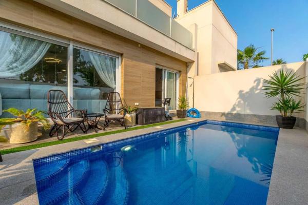 Chalet adosado en calle Andrómeda