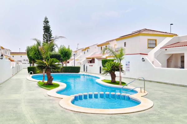 Chalet pareado en calle Río Seco