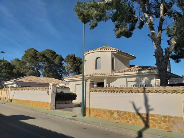 Casa independiente en avenida Pino del p C, 123