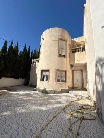 Chalet pareado en calle Naranjo