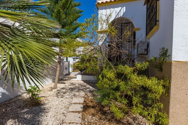 Chalet pareado en calle Luis de Gongora, 3