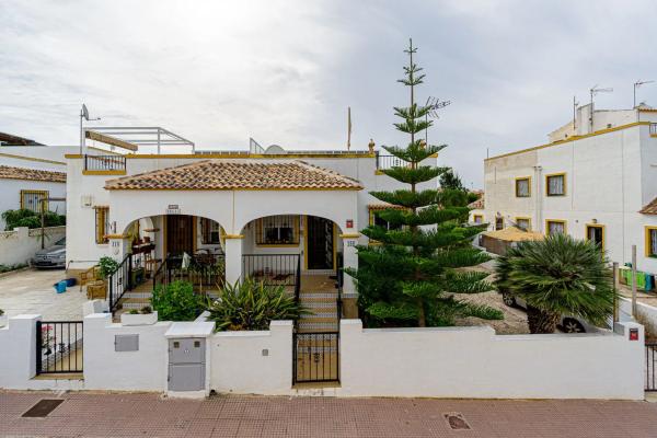 Chalet pareado en calle Luis de Gongora, 3