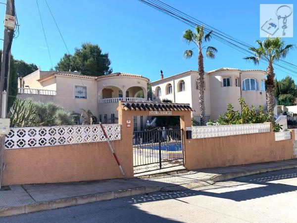 Casa independiente en calle Dinamarca