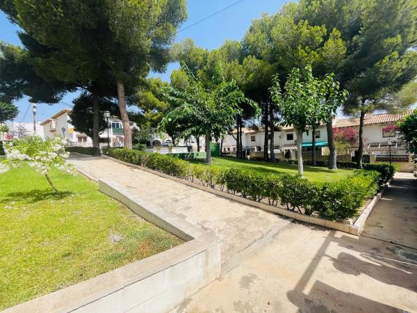 Chalet adosado en avenida Laguna Azul