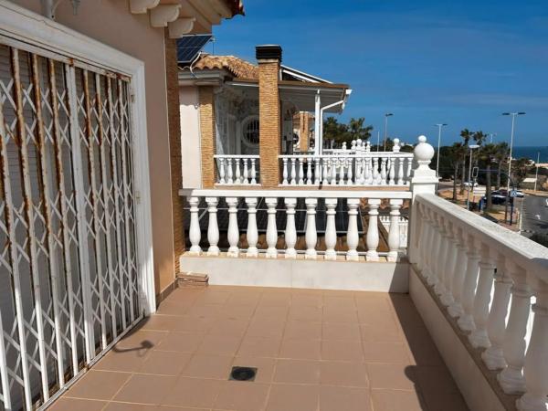 Chalet adosado en calle Lebeche, 13