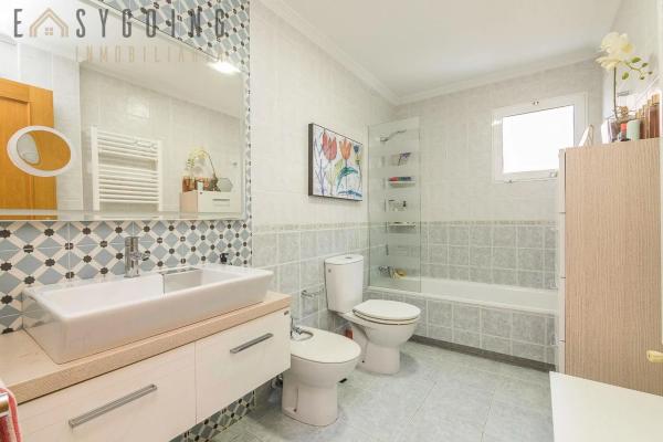 Casa independiente en avenida de Valverde