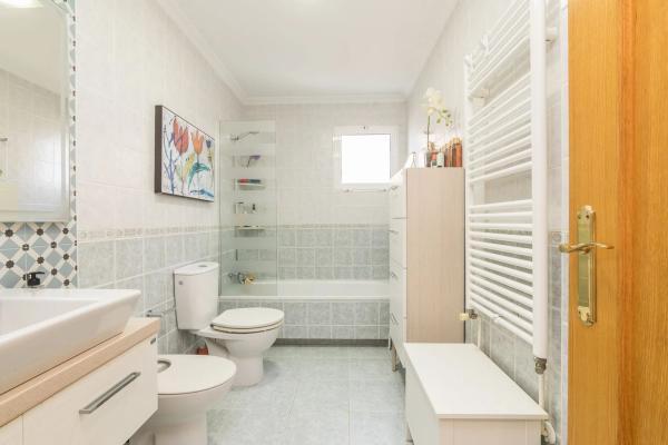 Chalet pareado en calle San Miguel de Sallnas