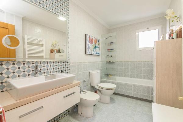 Chalet pareado en calle San Miguel de Sallnas