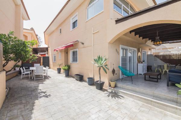 Chalet pareado en calle San Miguel de Sallnas