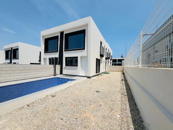 Chalet pareado en calle de Creta, 66