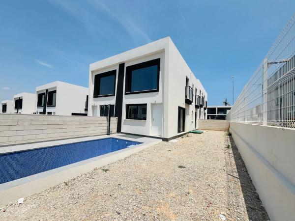 Chalet pareado en calle de Creta, 66