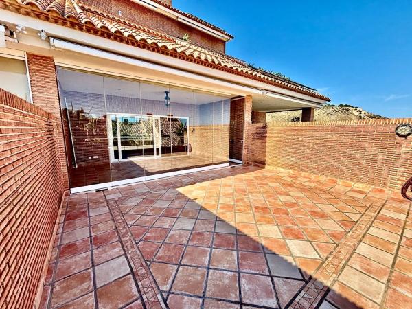 Chalet adosado en calle Océano