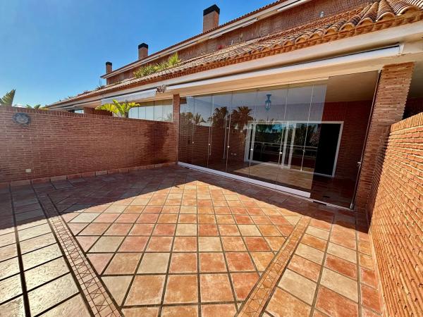 Chalet adosado en calle Océano