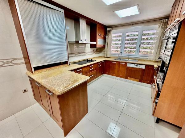 Chalet adosado en calle Océano