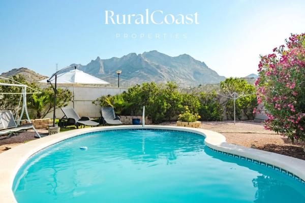 Casa independiente en calle Serra Bernia