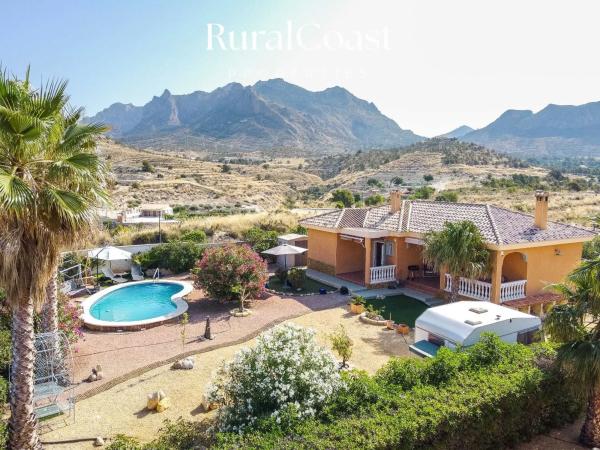 Casa independiente en calle Serra Bernia