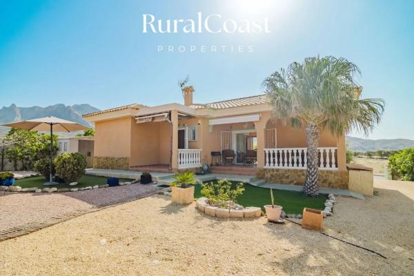 Casa independiente en calle Serra Bernia