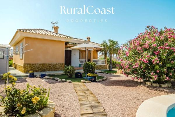 Casa independiente en calle Serra Bernia