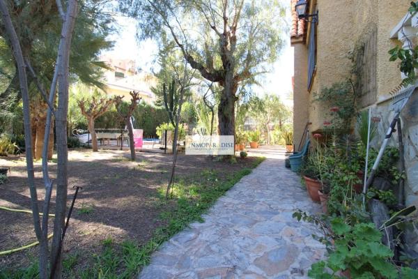 Casa independiente en calle Lisboa