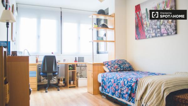 Buena habitación en apartamento de 2 dormitorios en Ciudad Lineal, Madrid