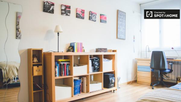 Buena habitación en apartamento de 2 dormitorios en Ciudad Lineal, Madrid